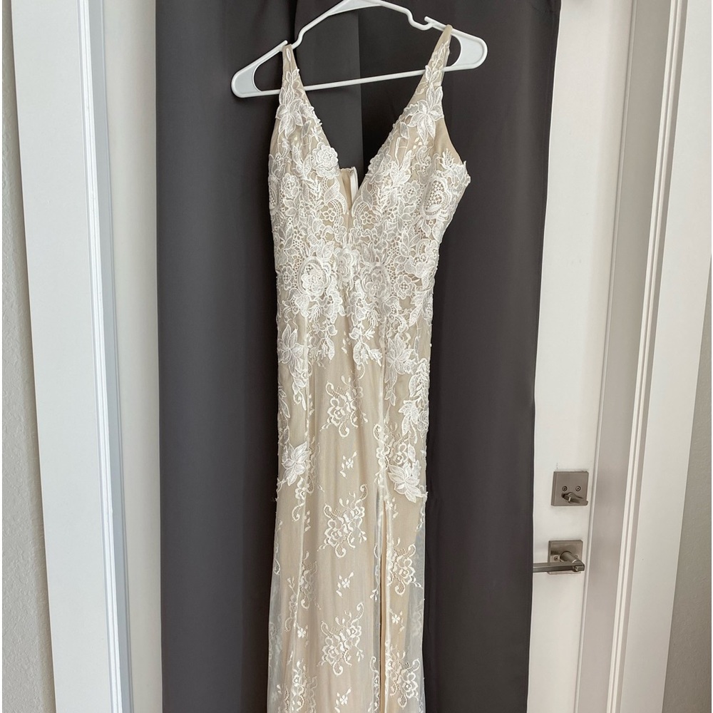 Beautiful Ivory floor length dress. Lulus XS